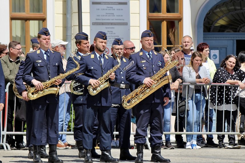 Feierliche Vereidigung von 71 Bundeswehrsoldaten und Soldatinnen auf dem Sondersh&auml;user Marktplatz
