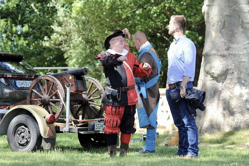 Feierliche Vereidigung von 71 Bundeswehrsoldaten und Soldatinnen auf dem Sondersh&auml;user Marktplatz
