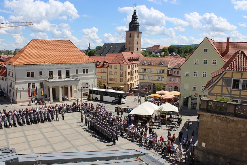 Feierliche Vereidigung von 71 Bundeswehrsoldaten und Soldatinnen auf dem Sondersh&auml;user Marktplatz