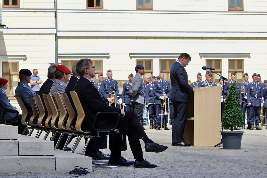 Feierliche Vereidigung von 71 Bundeswehrsoldaten und Soldatinnen auf dem Sondersh&auml;user Marktplatz