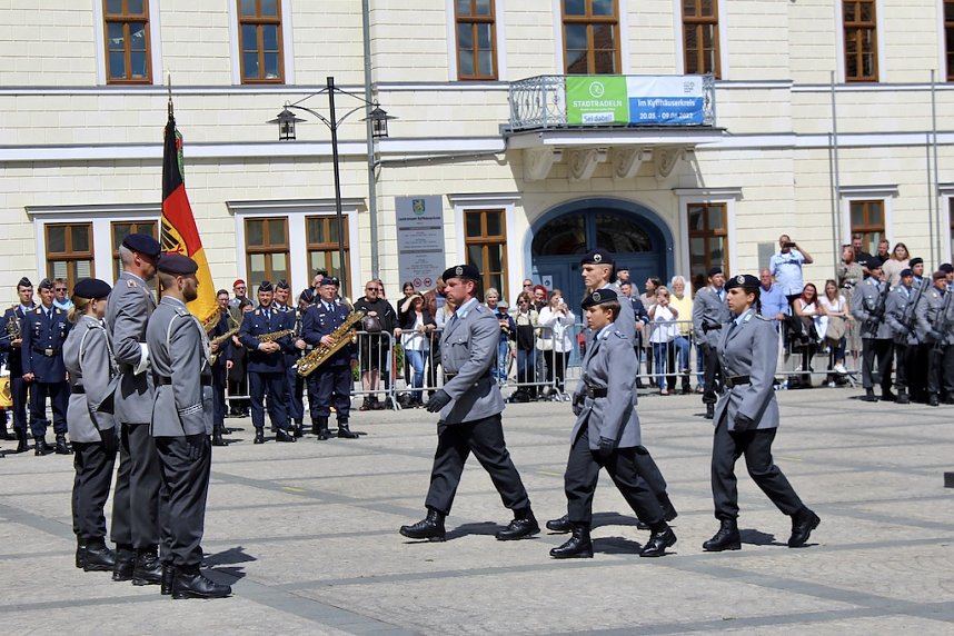 Feierliche Vereidigung von 71 Bundeswehrsoldaten und Soldatinnen auf dem Sondersh&auml;user Marktplatz