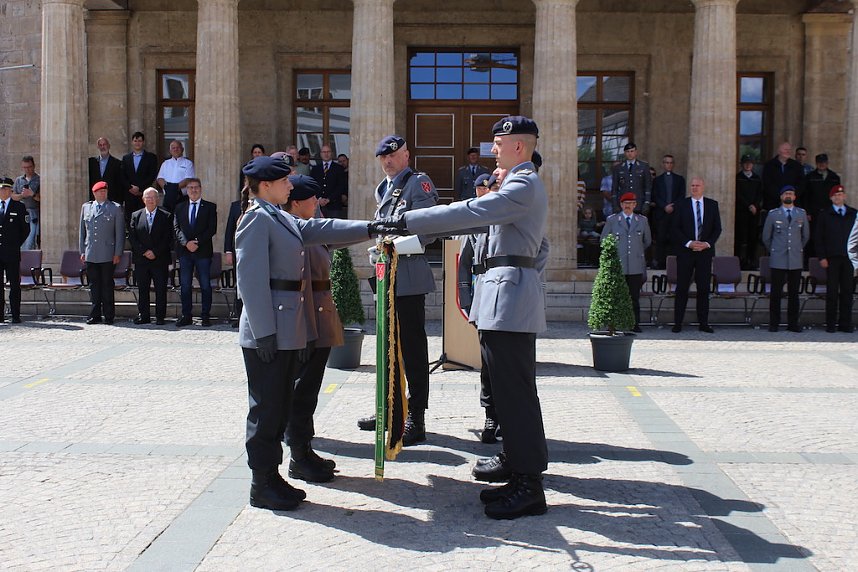 Feierliche Vereidigung von 71 Bundeswehrsoldaten und Soldatinnen auf dem Sondersh&auml;user Marktplatz