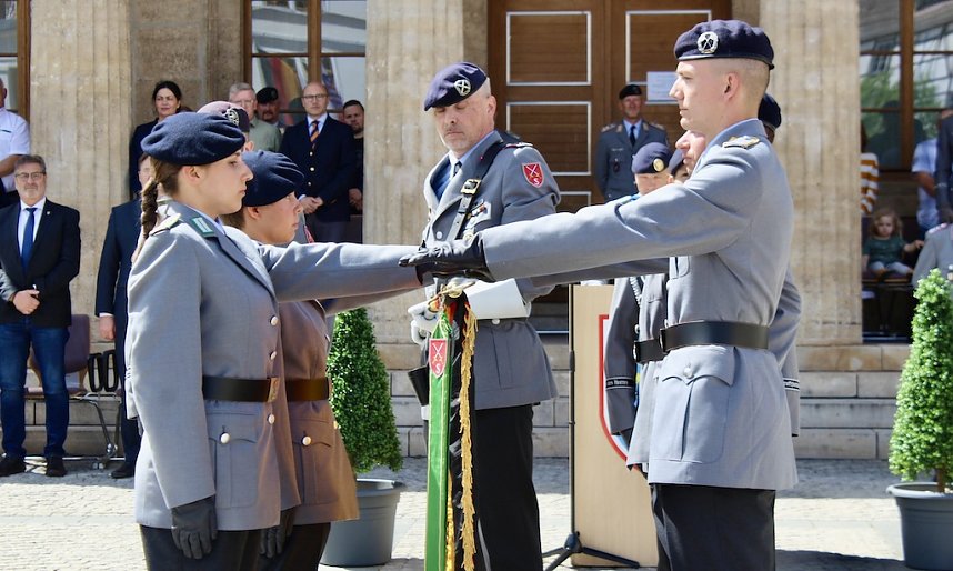 Feierliche Vereidigung von 71 Bundeswehrsoldaten und Soldatinnen auf dem Sondersh&auml;user Marktplatz