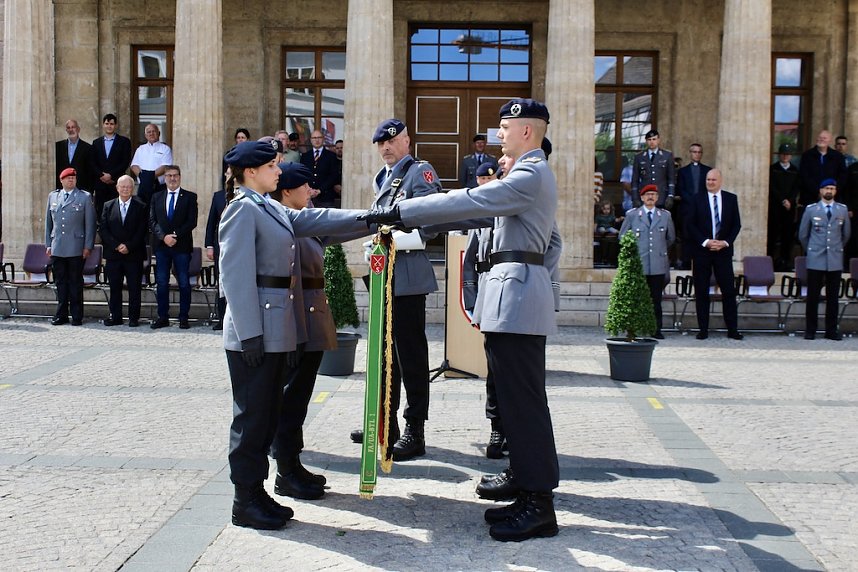 Feierliche Vereidigung von 71 Bundeswehrsoldaten und Soldatinnen auf dem Sondersh&auml;user Marktplatz