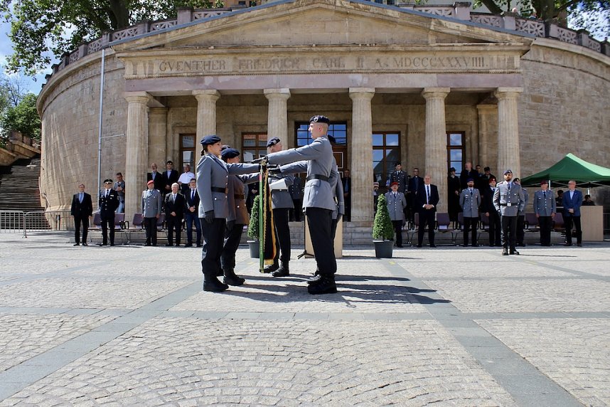 Feierliche Vereidigung von 71 Bundeswehrsoldaten und Soldatinnen auf dem Sondersh&auml;user Marktplatz