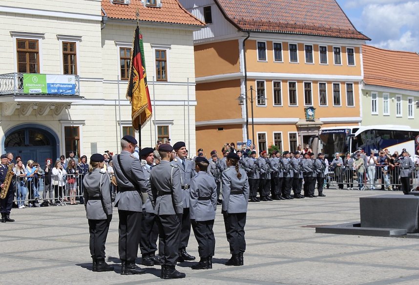 Feierliche Vereidigung von 71 Bundeswehrsoldaten und Soldatinnen auf dem Sondersh&auml;user Marktplatz
