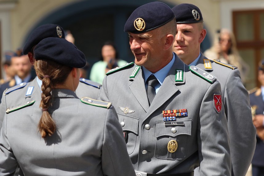 Feierliche Vereidigung von 71 Bundeswehrsoldaten und Soldatinnen auf dem Sondersh&auml;user Marktplatz