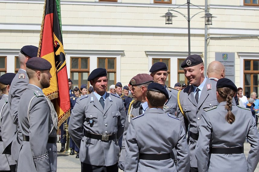 Feierliche Vereidigung von 71 Bundeswehrsoldaten und Soldatinnen auf dem Sondersh&auml;user Marktplatz