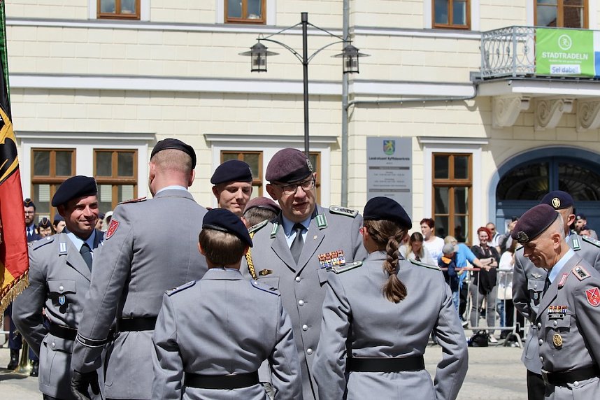 Feierliche Vereidigung von 71 Bundeswehrsoldaten und Soldatinnen auf dem Sondersh&auml;user Marktplatz