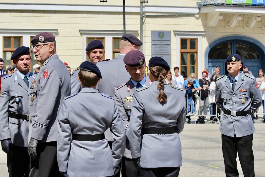 Feierliche Vereidigung von 71 Bundeswehrsoldaten und Soldatinnen auf dem Sondersh&auml;user Marktplatz