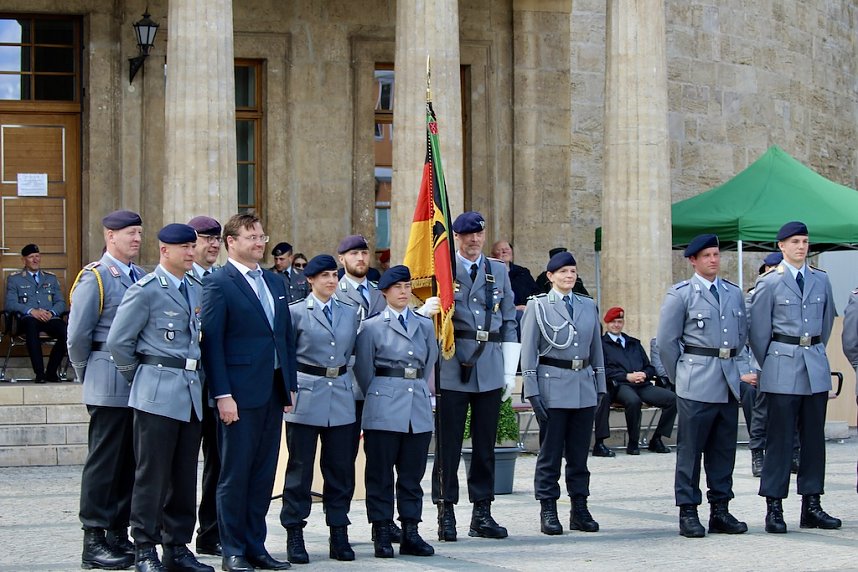 Feierliche Vereidigung von 71 Bundeswehrsoldaten und Soldatinnen auf dem Sondersh&auml;user Marktplatz