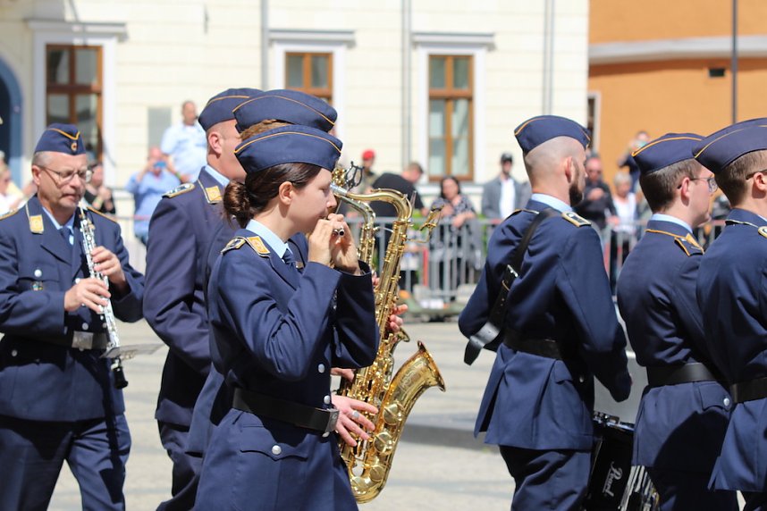 Feierliche Vereidigung von 71 Bundeswehrsoldaten und Soldatinnen auf dem Sondersh&auml;user Marktplatz