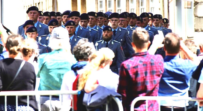 Feierliche Vereidigung von 71 Bundeswehrsoldaten und Soldatinnen auf dem Sondersh&auml;user Marktplatz