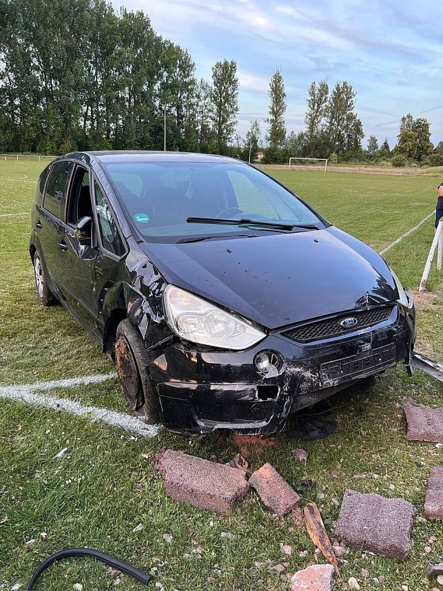 Mit zwei Promille auf den Sportplatz gerauscht