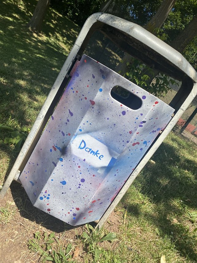 Sch&uuml;lerinnen und Sch&uuml;ler gestalteten die Abfallk&ouml;rbe im &Ouml;stertal um