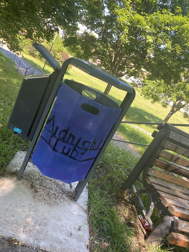 Sch&uuml;lerinnen und Sch&uuml;ler gestalteten die Abfallk&ouml;rbe im &Ouml;stertal um