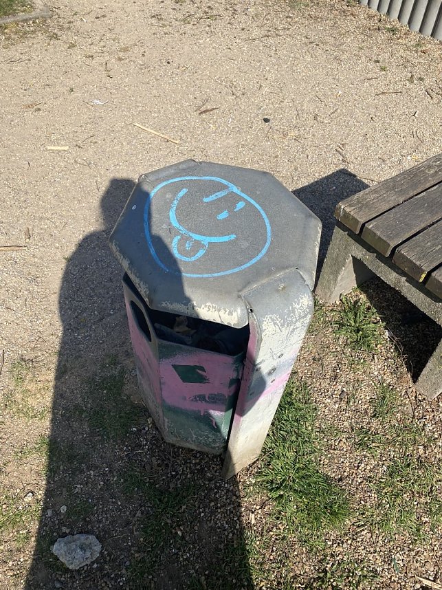 Sch&uuml;lerinnen und Sch&uuml;ler gestalteten die Abfallk&ouml;rbe im &Ouml;stertal um