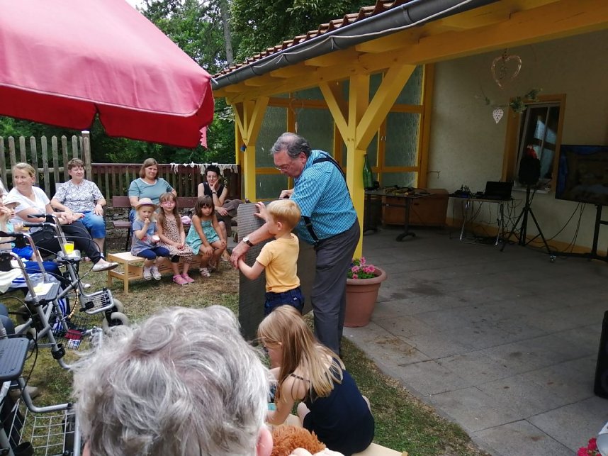 Im Pflegeheim Schloss Sophie von K&uuml;hn Gr&uuml;ningen mit einer Darbietung von Herrn Meister vom Staatstheater aus Weimar 