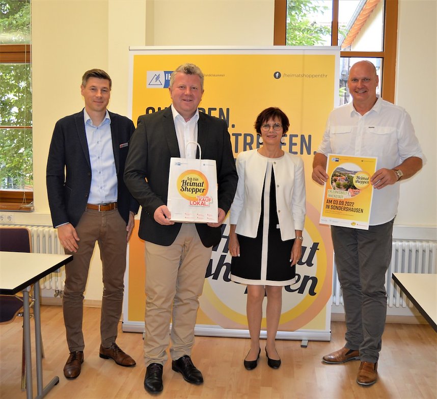 Ein Teil der vielen Akteure aus Handel, Gastronomie und Sport, Vertreter der IHK und B&uuml;rgermeister Steffen Grimm kamen zusammen zur Pressekonferenz f&uuml;r das Heimat Shoppen 2022 in Sondershausen.
