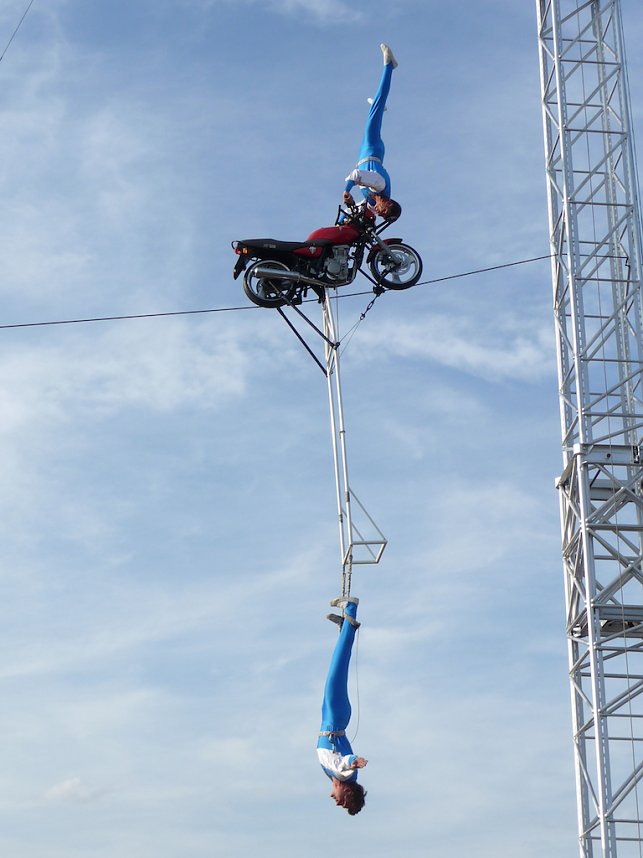 (Archiv 2019) Atemberaubende Motoradshow der Geschwister Weisheit