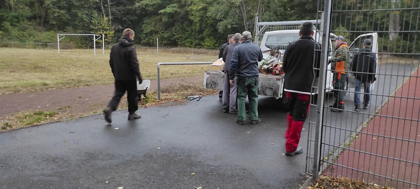 Sportplatz im Borntal wurde durch viele flei&szlig;ige H&auml;nde vom Unrat befreit