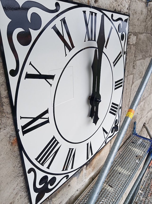 Eines der beiden neuen Ziffernbl&auml;tter am Kirchturm von St. Nicolai in Trebra 