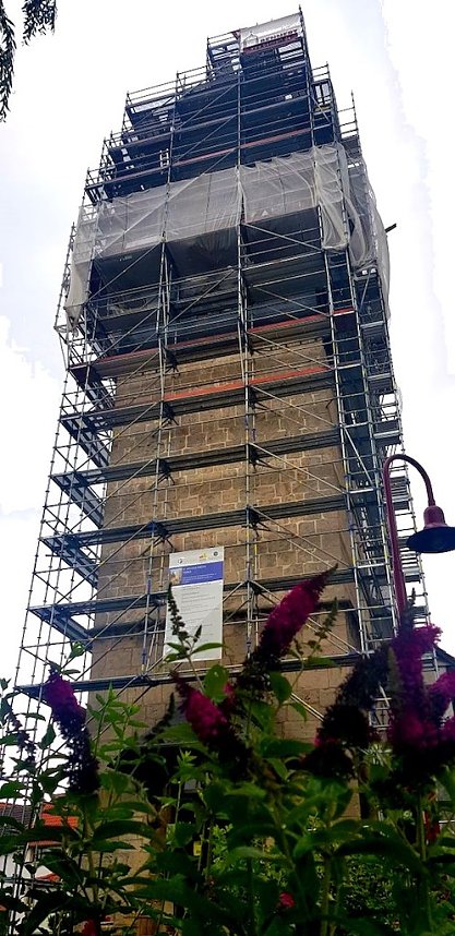 Der Kirchturm von St. Nicolai in Trebra frisch einger&uuml;stet 