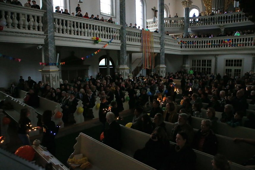 "Ukulele trifft Licht" mit Franzbergsch&uuml;lern in der Trinitatiskirche