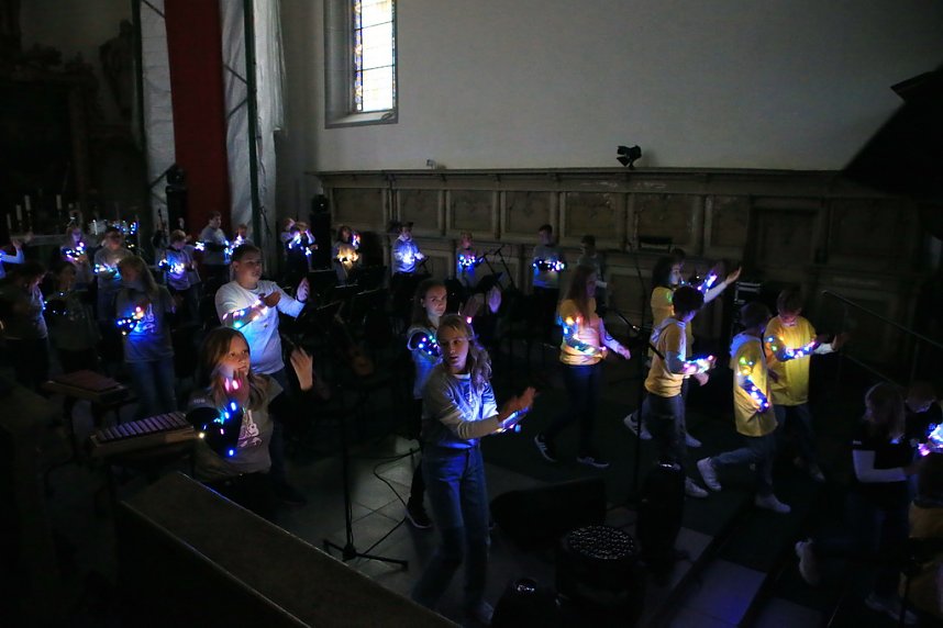 "Ukulele trifft Licht" mit Franzbergsch&uuml;lern in der Trinitatiskirche