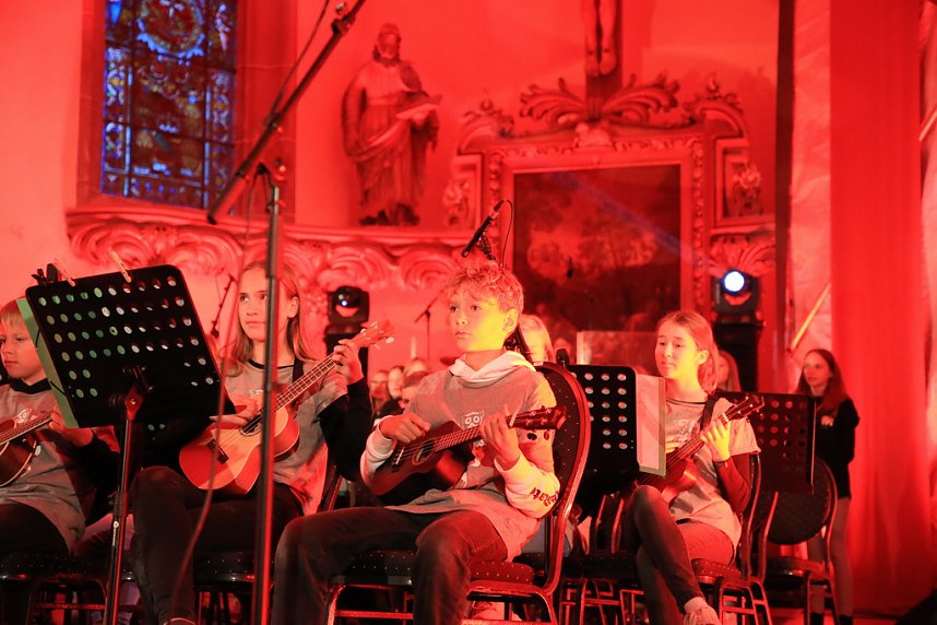 "Ukulele trifft Licht" mit Franzbergsch&uuml;lern in der Trinitatiskirche