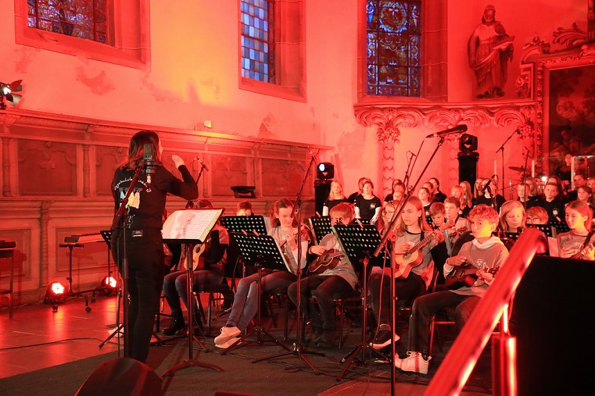"Ukulele trifft Licht" mit Franzbergsch&uuml;lern in der Trinitatiskirche