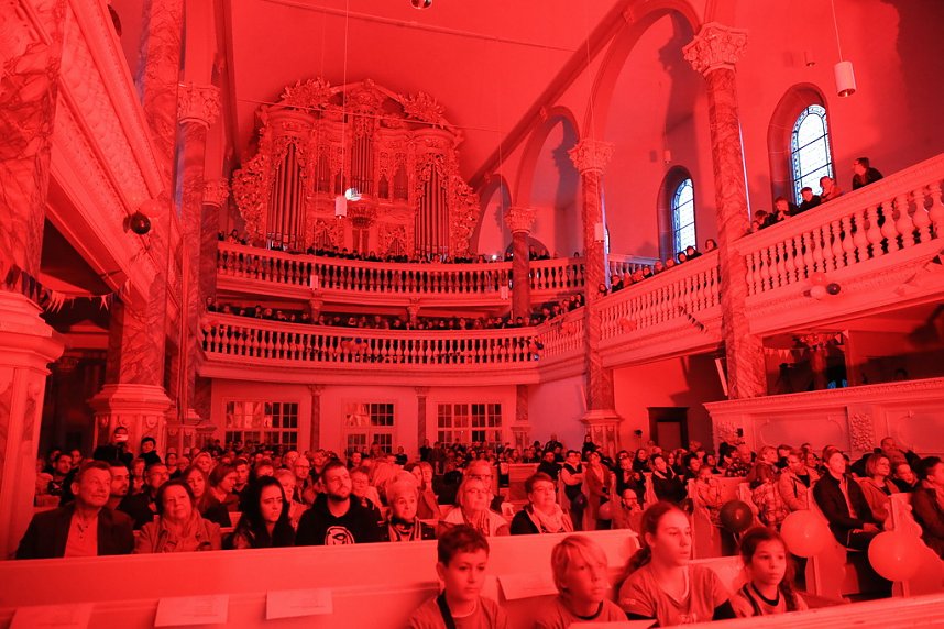 "Ukulele trifft Licht" mit Franzbergsch&uuml;lern in der Trinitatiskirche