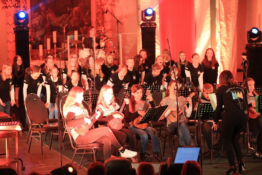 "Ukulele trifft Licht" mit Franzbergsch&uuml;lern in der Trinitatiskirche
