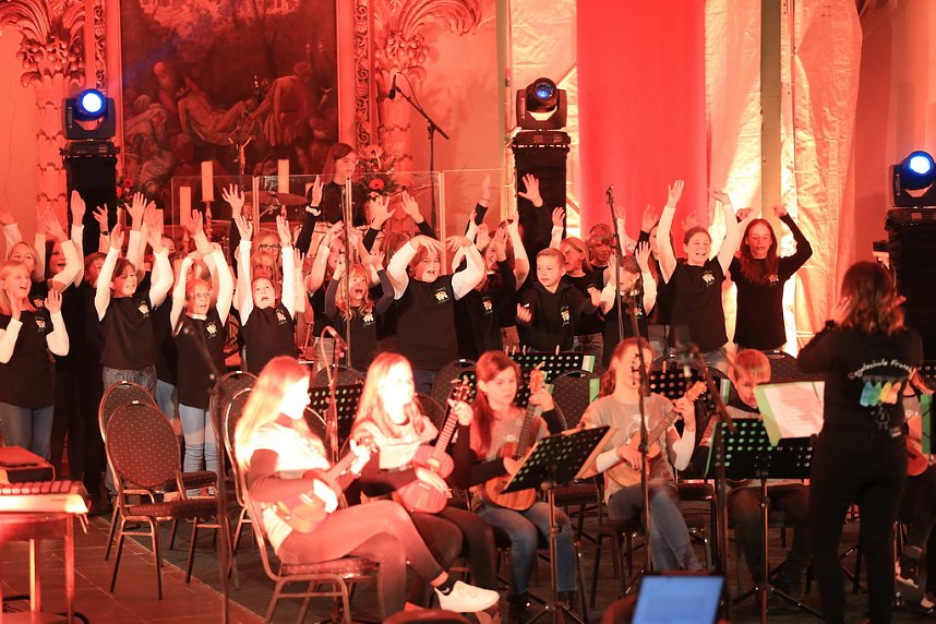"Ukulele trifft Licht" mit Franzbergsch&uuml;lern in der Trinitatiskirche