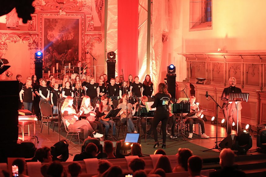 "Ukulele trifft Licht" mit Franzbergsch&uuml;lern in der Trinitatiskirche