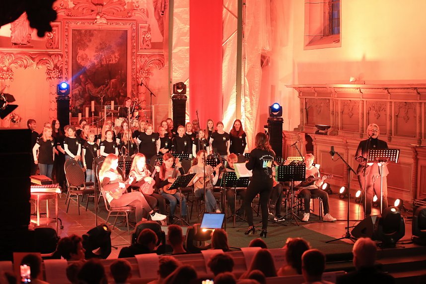 "Ukulele trifft Licht" mit Franzbergsch&uuml;lern in der Trinitatiskirche