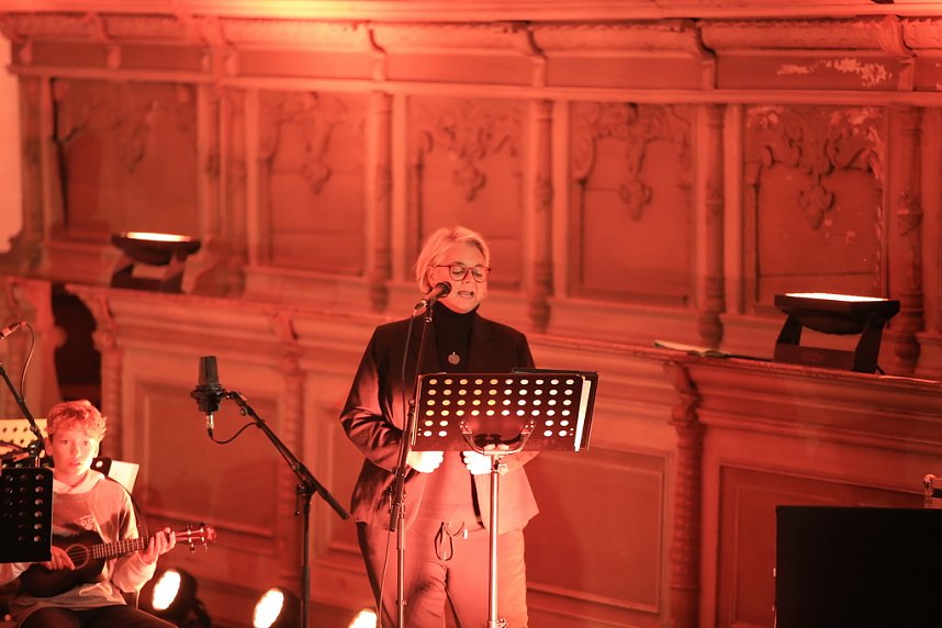 "Ukulele trifft Licht" mit Franzbergsch&uuml;lern in der Trinitatiskirche