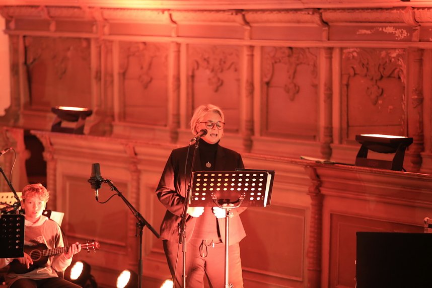 "Ukulele trifft Licht" mit Franzbergsch&uuml;lern in der Trinitatiskirche