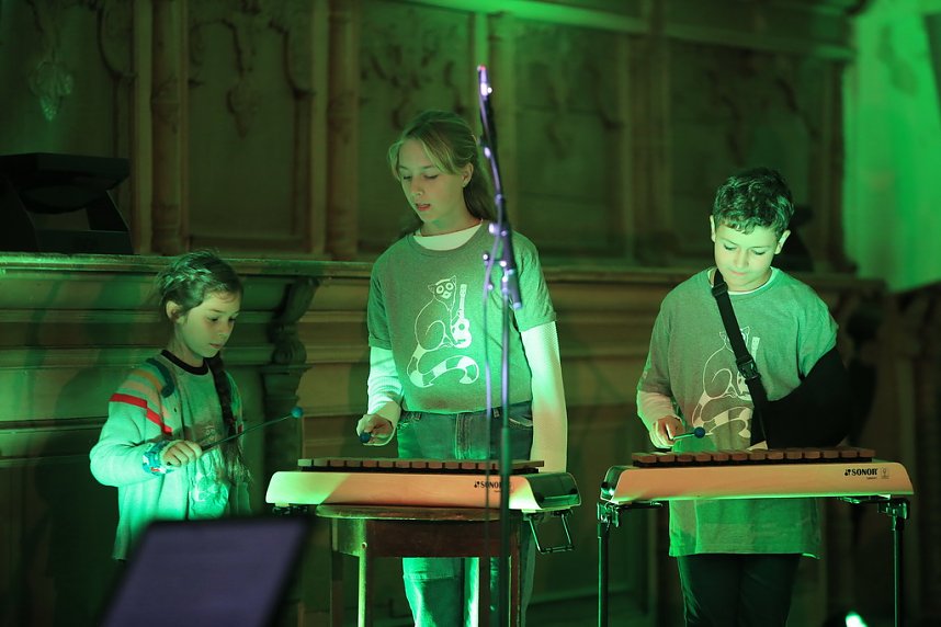 "Ukulele trifft Licht" mit Franzbergsch&uuml;lern in der Trinitatiskirche