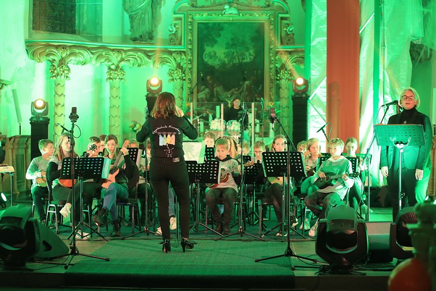 "Ukulele trifft Licht" mit Franzbergsch&uuml;lern in der Trinitatiskirche