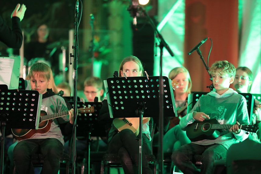 "Ukulele trifft Licht" mit Franzbergsch&uuml;lern in der Trinitatiskirche