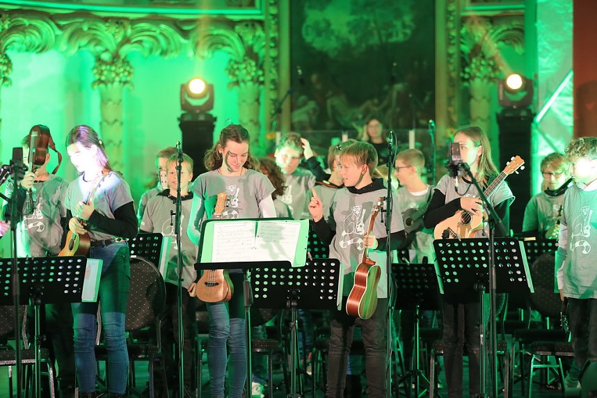 "Ukulele trifft Licht" mit Franzbergsch&uuml;lern in der Trinitatiskirche
