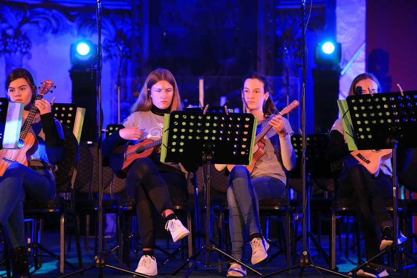 "Ukulele trifft Licht" mit Franzbergsch&uuml;lern in der Trinitatiskirche