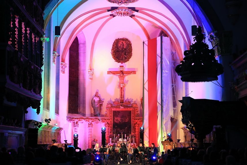 "Ukulele trifft Licht" mit Franzbergsch&uuml;lern in der Trinitatiskirche