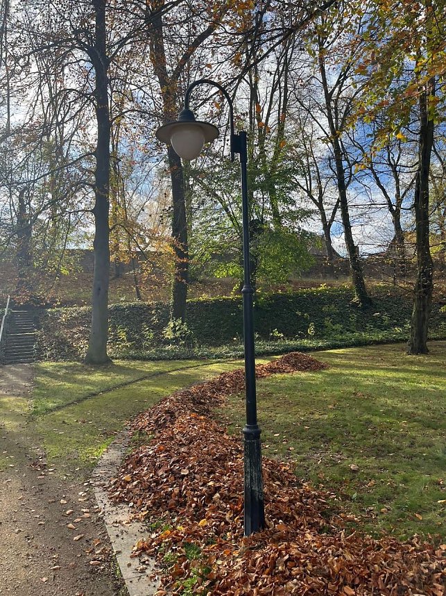 Laubfegen im Schlosspark Ebeleben