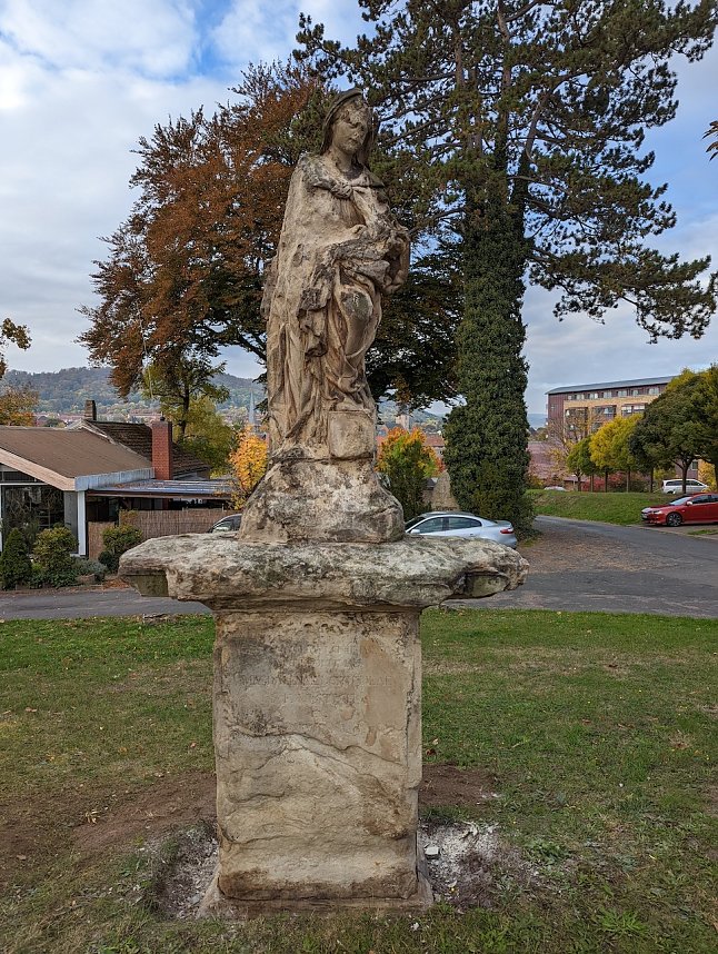 Die Statue Magdalena Faulstich ist ein erster Blickfang vor dem Eingang des Sondersh&auml;user Hauptfriedhofes