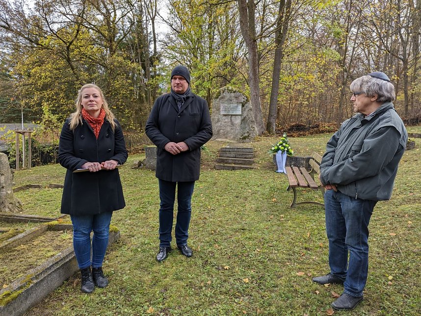Dr. Carolin Sch&auml;fer (li.) und B&uuml;rgermeister Steffen Grimm (Mitte) gedachten der verstorbenen Juden vor den Anwesenden auf dem j&uuml;dischen Friedhof.