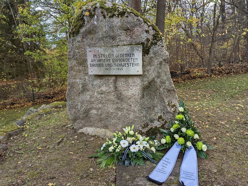 Zum Gedenken an die Pogromnacht legten Steffen Grimm, Dr. Carolin Sch&auml;fer und Martin Brauer Blumengestecke nieder.