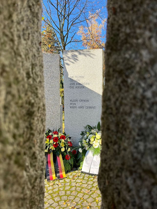 Kranzniederlegung zum Volkstrauertag am Hauptfriedhof von Sondershausen