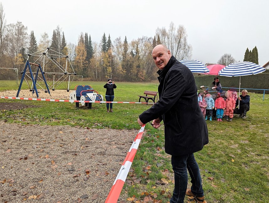 B&uuml;rgermeister Steffen Grimm er&ouml;ffnete den neuen Piratenspielplatz in Bebra.